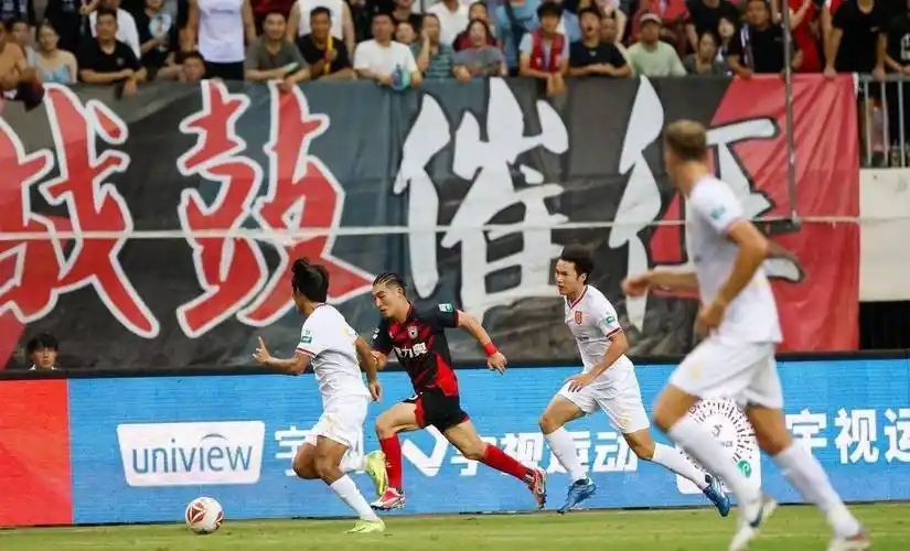 河南队边裁举旗惊魂两连击，泰山球迷见证神奇表现夺冠